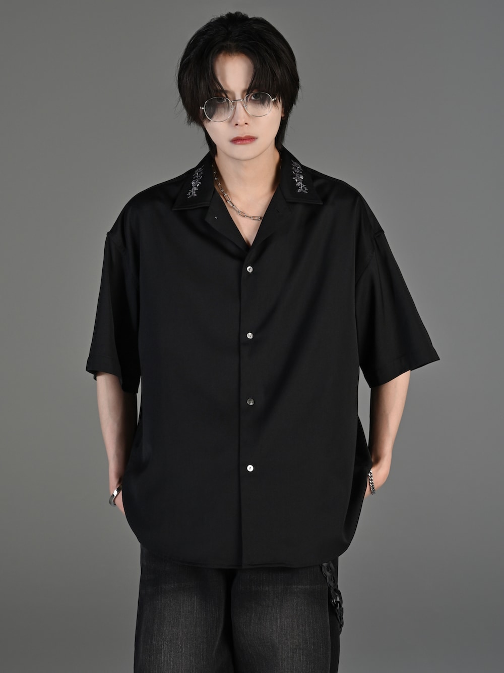 ブラック系のデニムパンツ、ブラック系のブーツ、ブラック系のシャツ/ブラウスを着用したメンズの春コーディネートの3枚目の写真