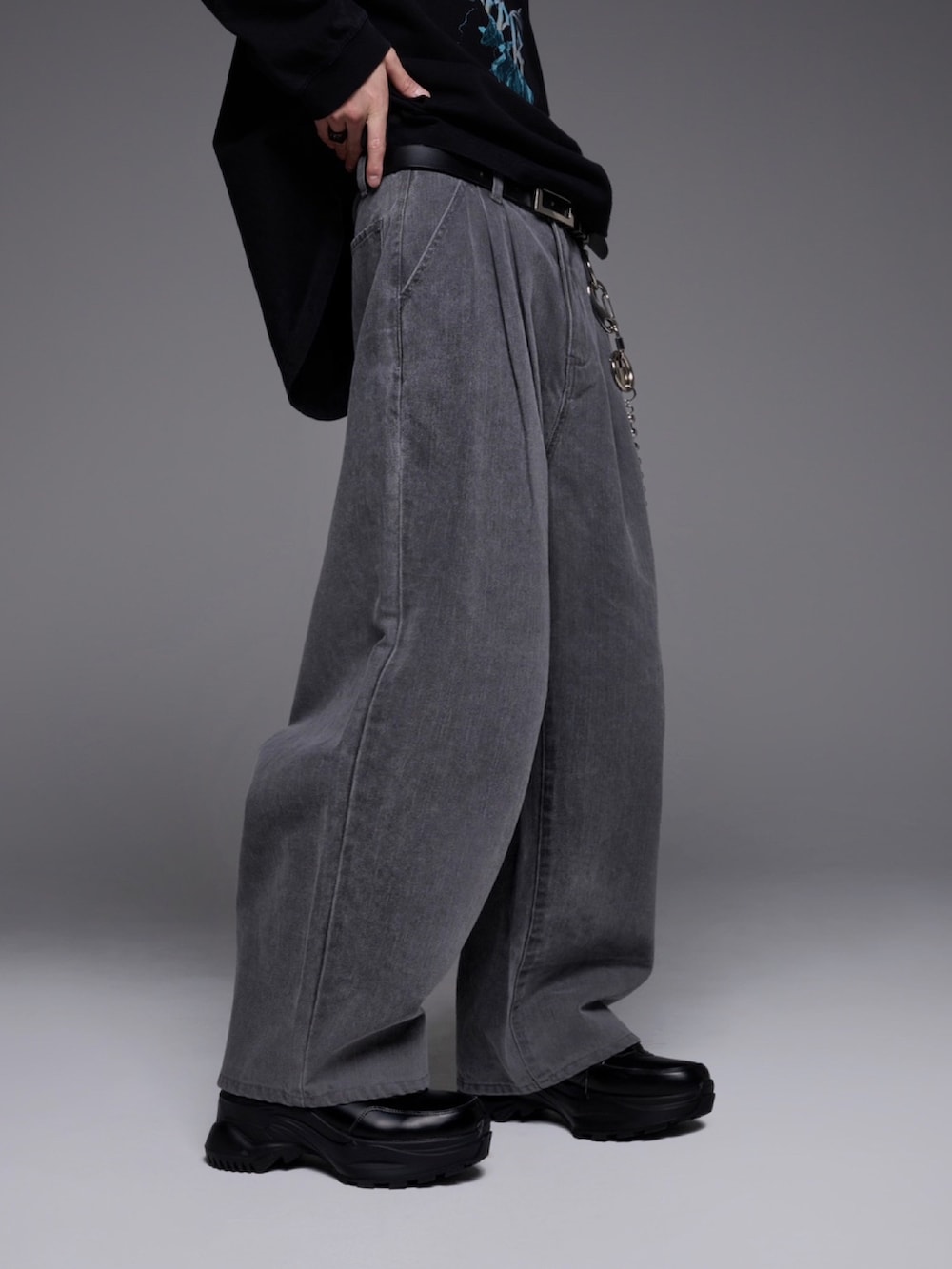 ブラック系のTシャツ/カットソー、ブルー系のデニムパンツ、ブラック系のスニーカーを着用したメンズの冬コーディネートの2枚目の写真