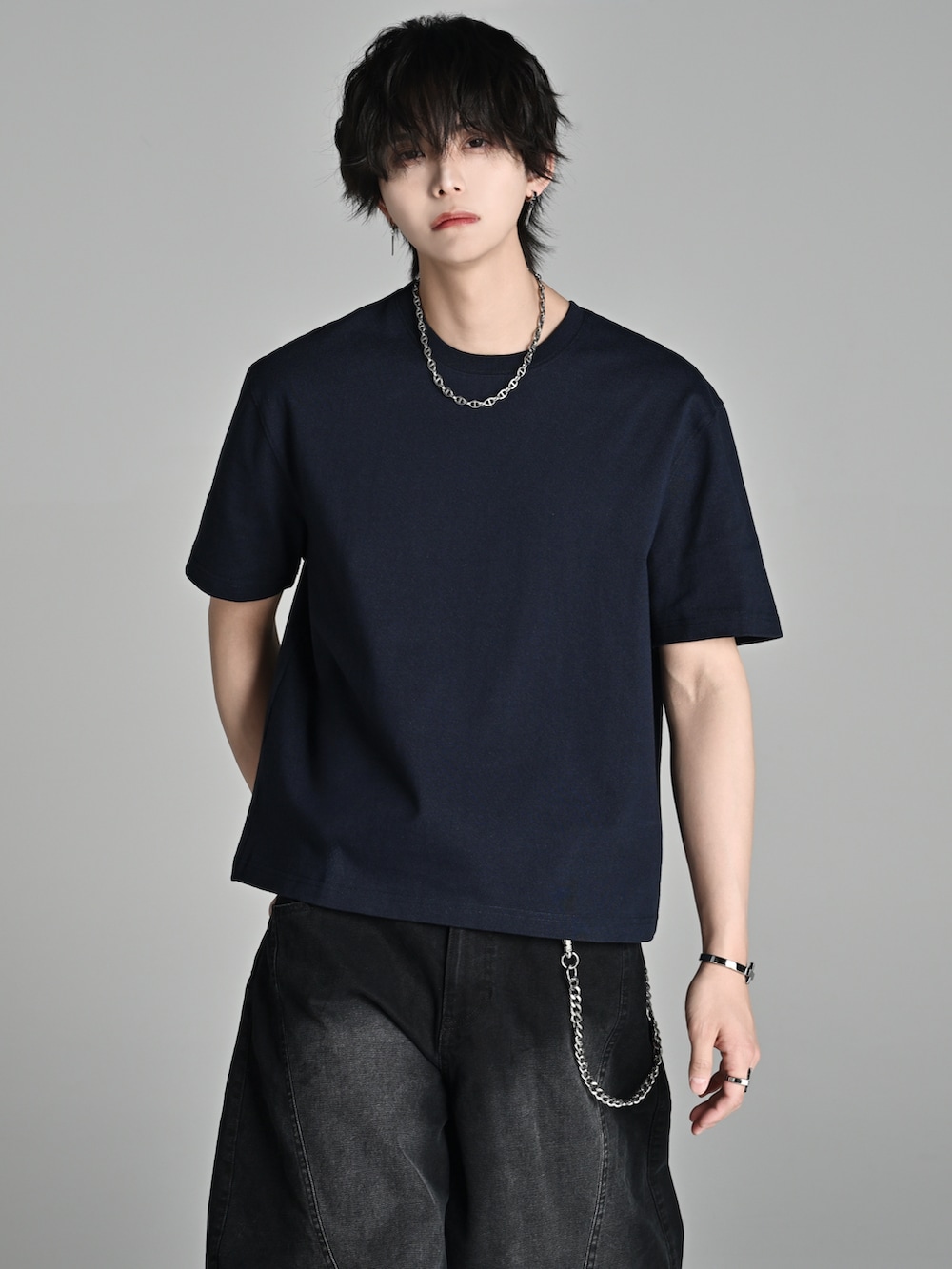 グレー系のデニムパンツ、ブルー系のTシャツ/カットソー、ブラック系のローファーを着用したメンズの春コーディネートの5枚目の写真