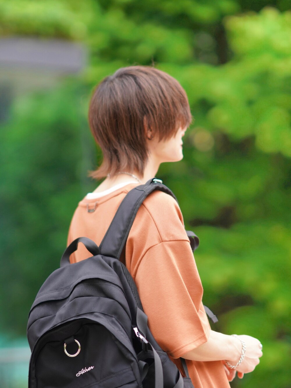 ブラック系のデニムパンツ、ホワイト系のタンクトップ、ブラック系のサンダルを着用したメンズの春コーディネートの5枚目の写真