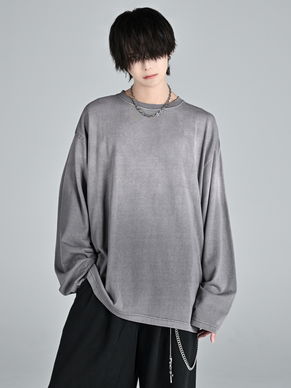 ブラック系のシャツ/ブラウス、ブラック系のスウェットパンツ、ブラック系のローファーを着用したメンズの秋コーディネートの4枚目の写真