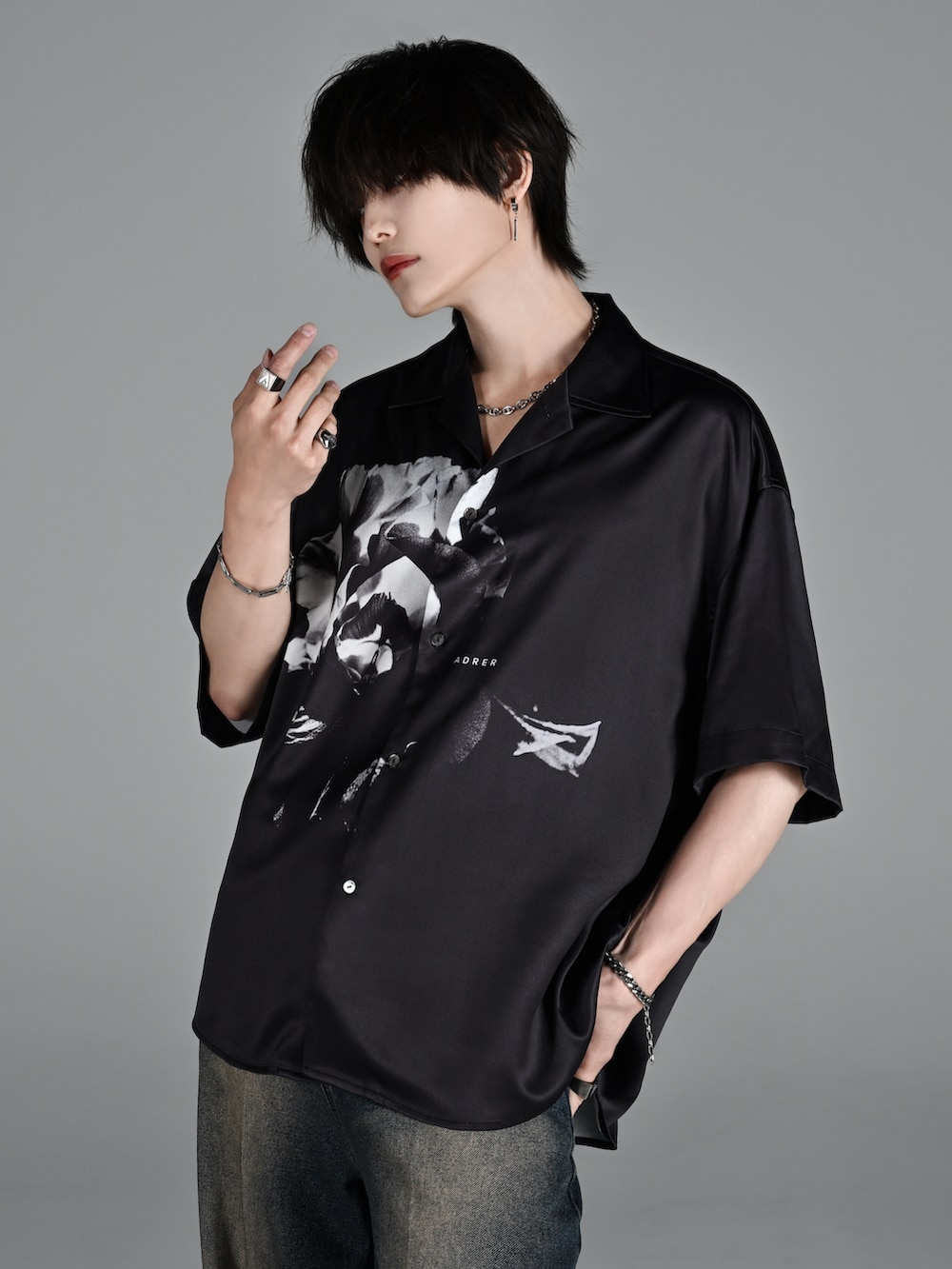 ブラック系のサンダル、ブラック系のシャツ/ブラウス、ブルー系のその他パンツを着用したメンズの夏コーディネートの4枚目の写真