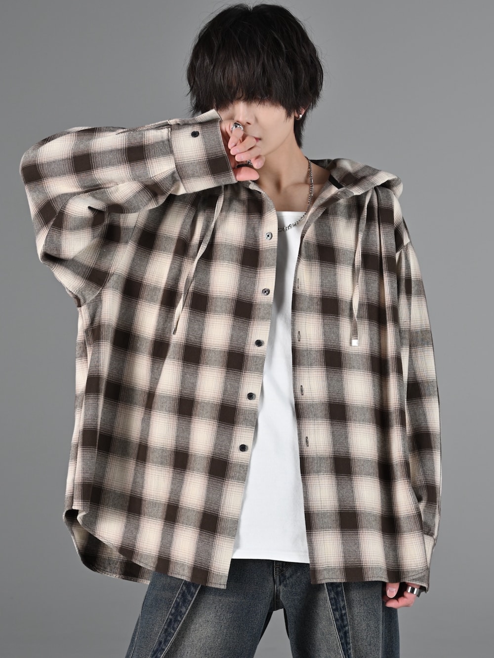 グレー系のタンクトップ、ブルー系のデニムパンツ、ブラック系のブーツを着用したメンズの冬コーディネートの4枚目の写真