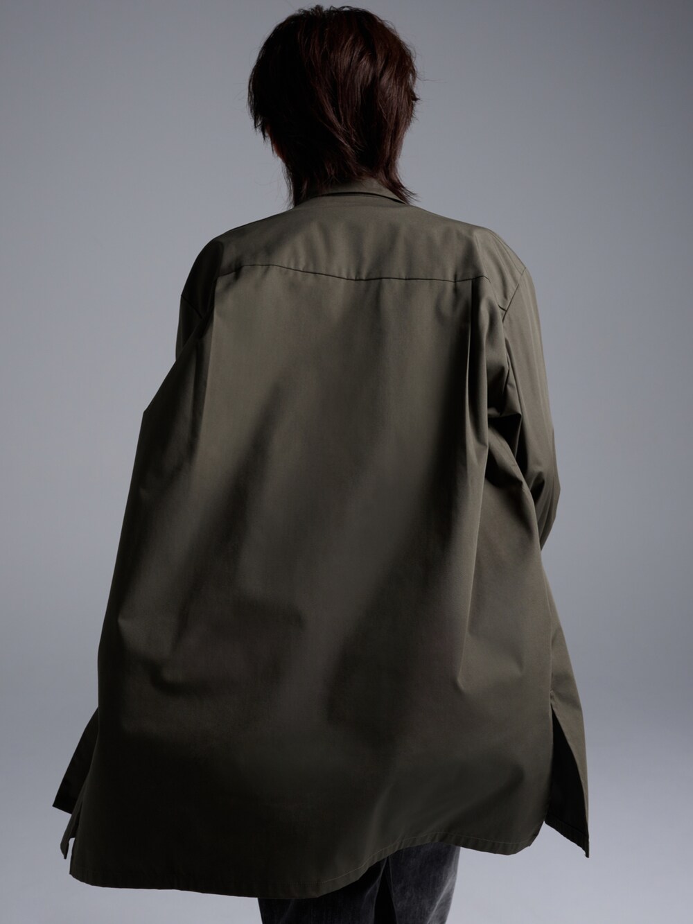 ブラック系のデニムパンツ、ブラック系のブーツ、グリーン系のシャツ/ブラウスを着用したメンズの春コーディネートの5枚目の写真