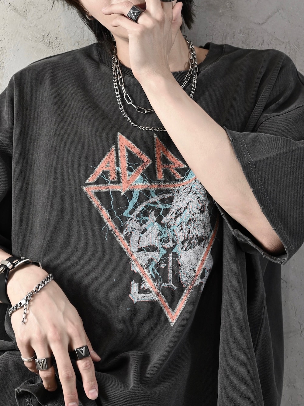 ブラック系のTシャツ/カットソー、ブラック系のサンダル、ブラック系のカーゴパンツを着用したメンズの夏コーディネートの2枚目の写真
