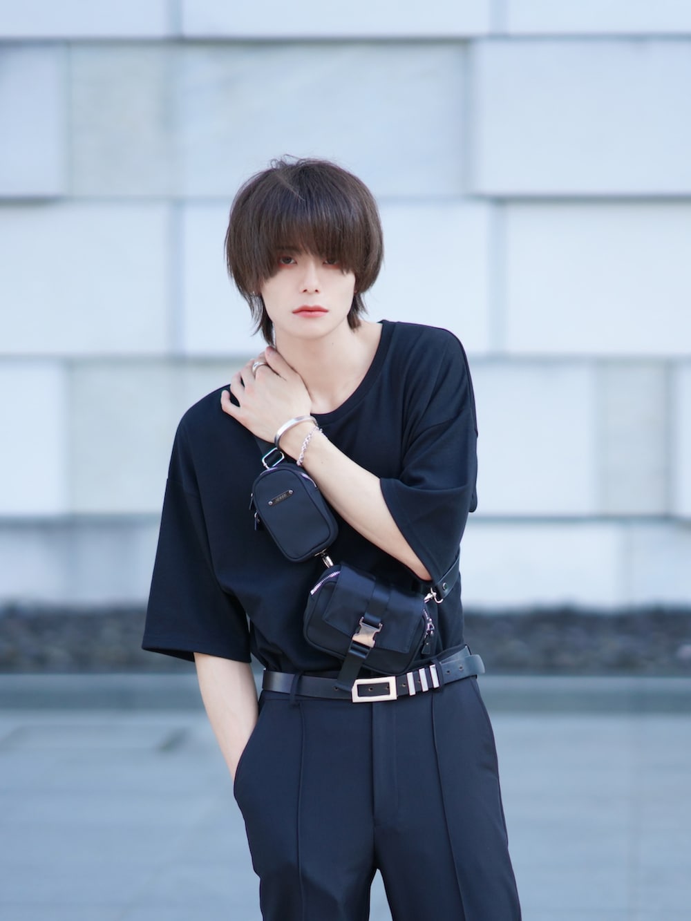 ブラック系のTシャツ/カットソー、ブラック系のショルダーバッグ、ブラック系のスラックスを着用したメンズの夏コーディネートの4枚目の写真
