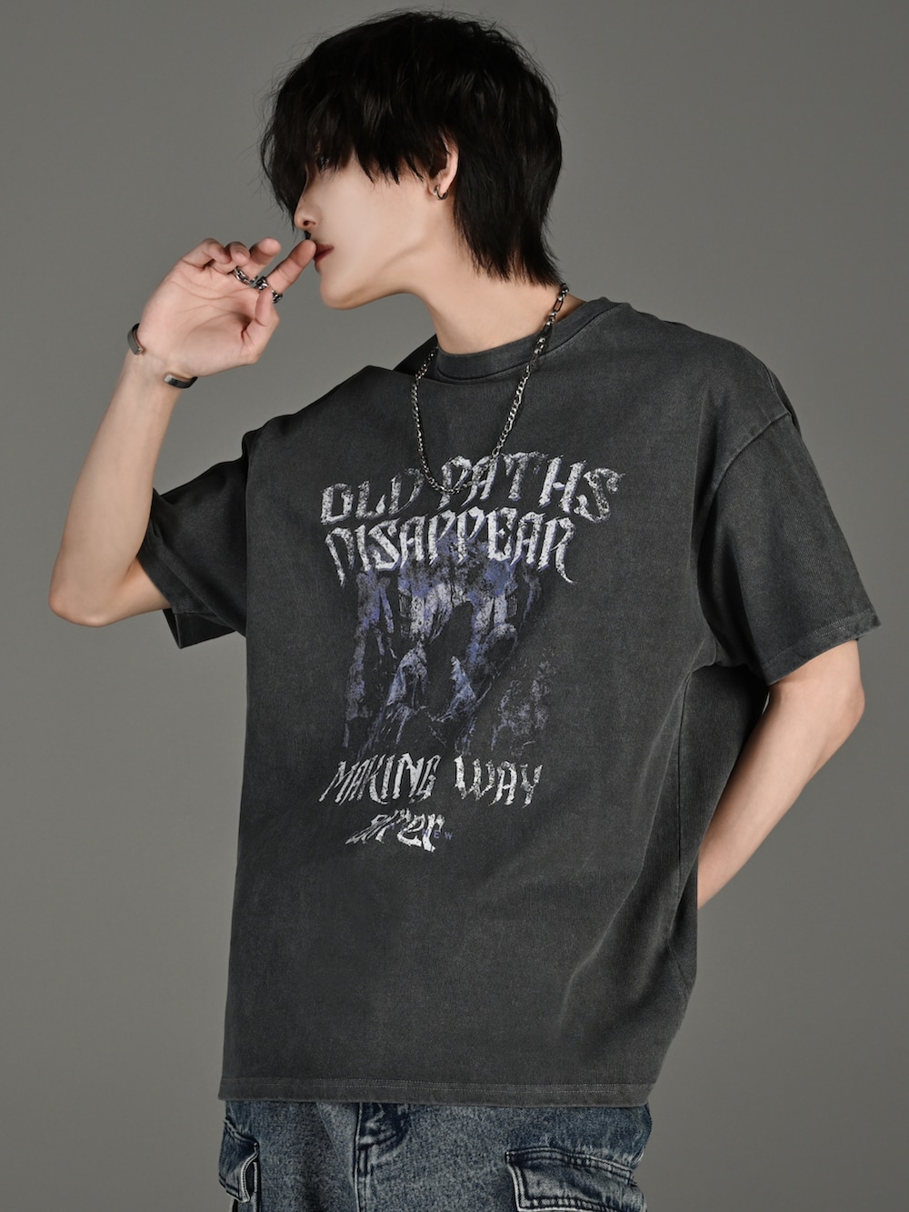 ホワイト系のスニーカー、グレー系のTシャツ/カットソー、ブルー系のデニムパンツを着用したメンズの春コーディネートの2枚目の写真