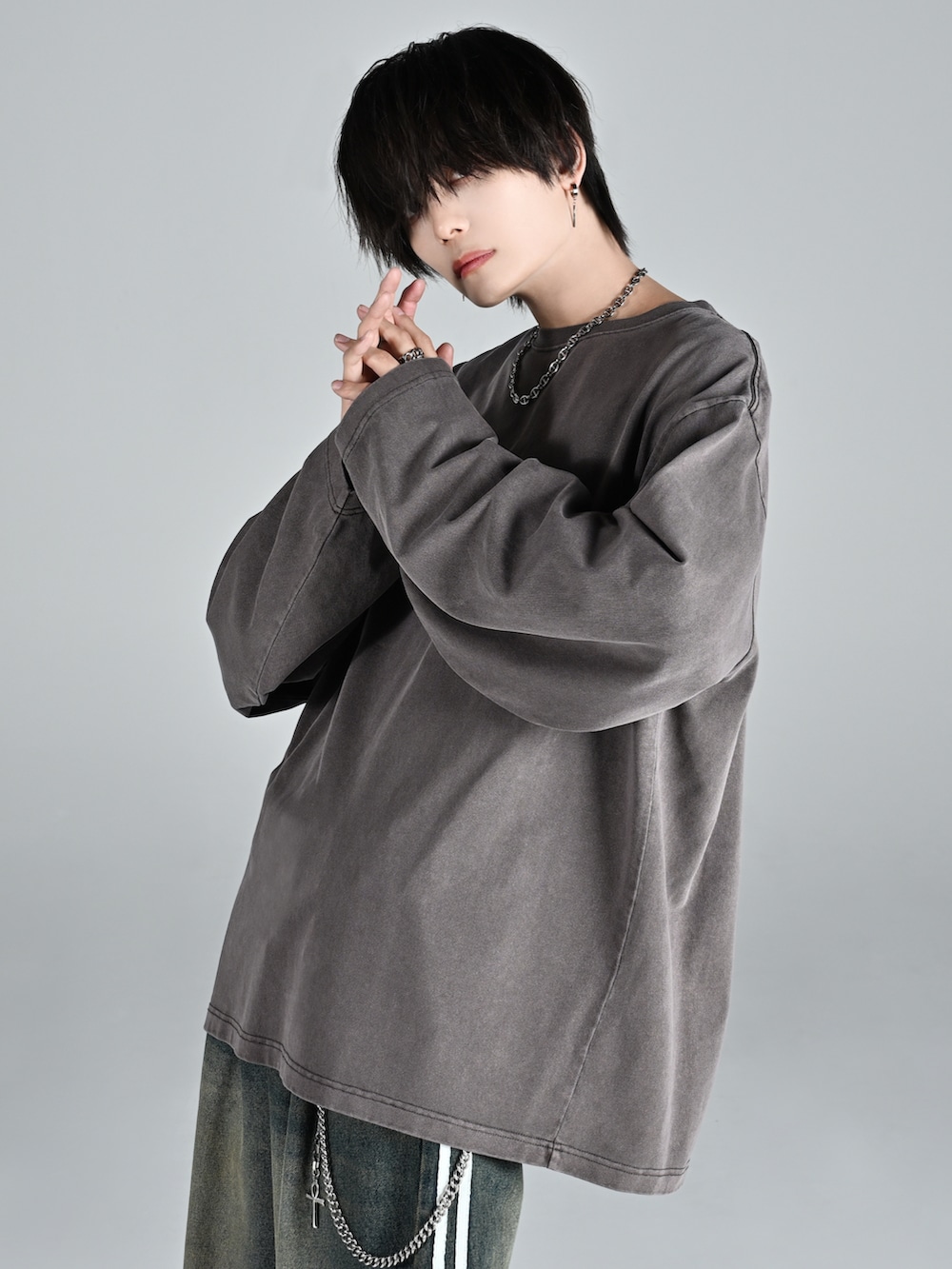 ベージュ系のブーツ、ブルー系のその他パンツ、グレー系のTシャツ/カットソーを着用したメンズの秋コーディネートの2枚目の写真