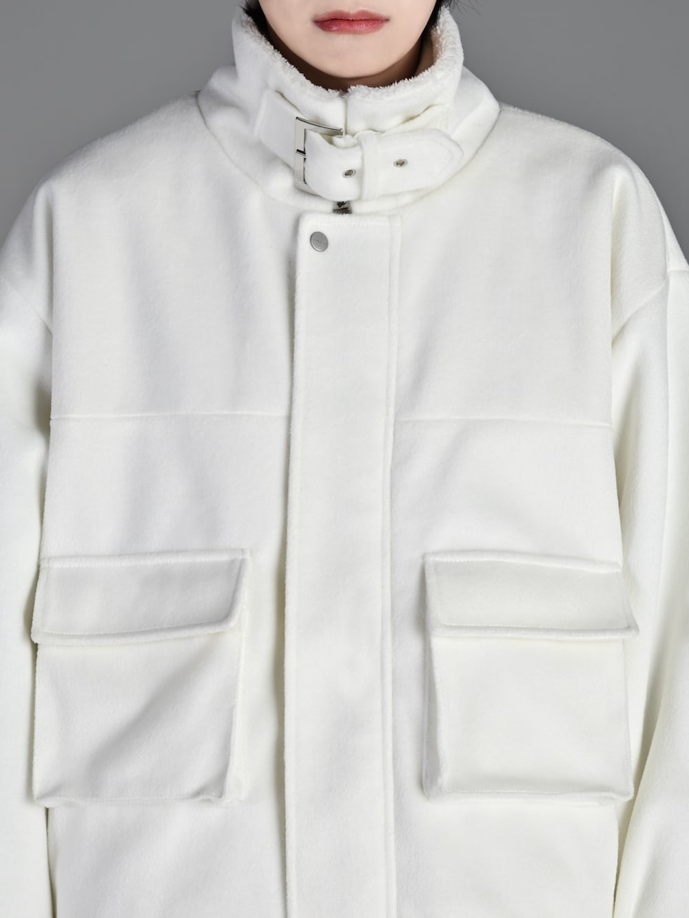 ブラック系のその他パンツ、ブラック系のブーツ、ホワイト系のブルゾンを着用したメンズの冬コーディネートの5枚目の写真