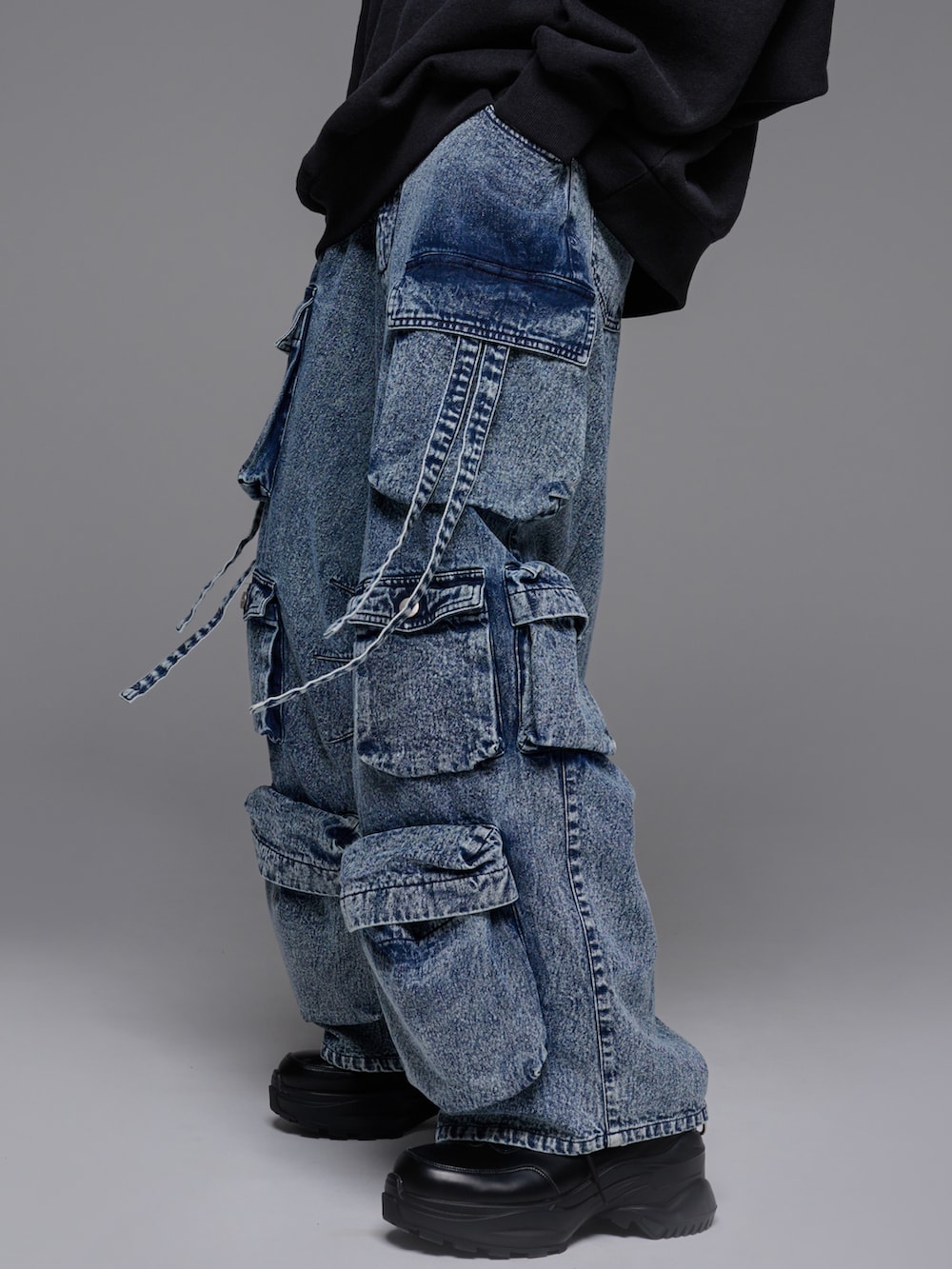 ブルー系のカーゴパンツ、ブラック系のスニーカー、グレー系のTシャツ/カットソーを着用したメンズの冬コーディネートの3枚目の写真