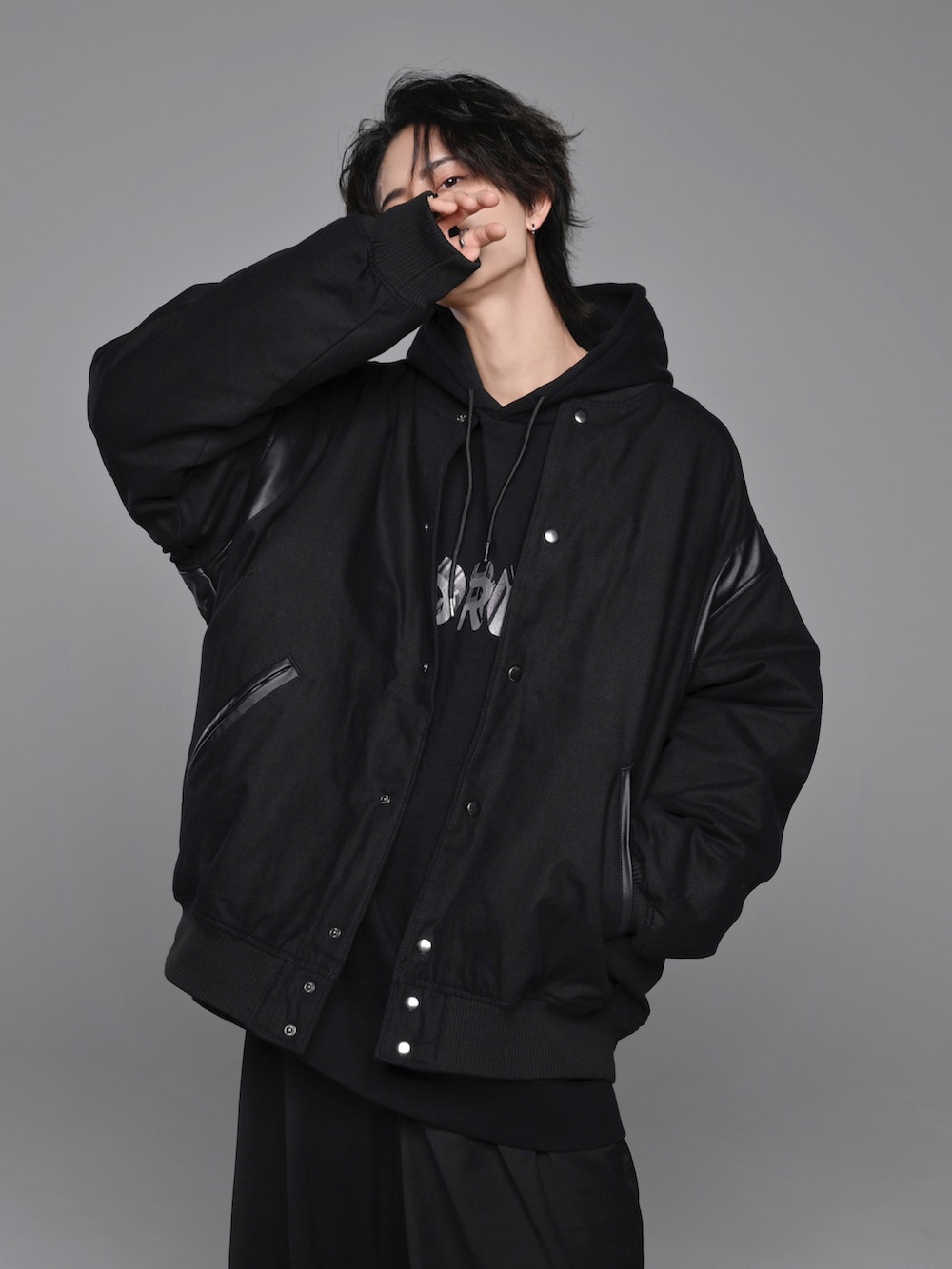 ブラック系のスニーカー、シルバー系のパーカー、ブラック系のカーゴパンツを着用したメンズの冬コーディネートの3枚目の写真