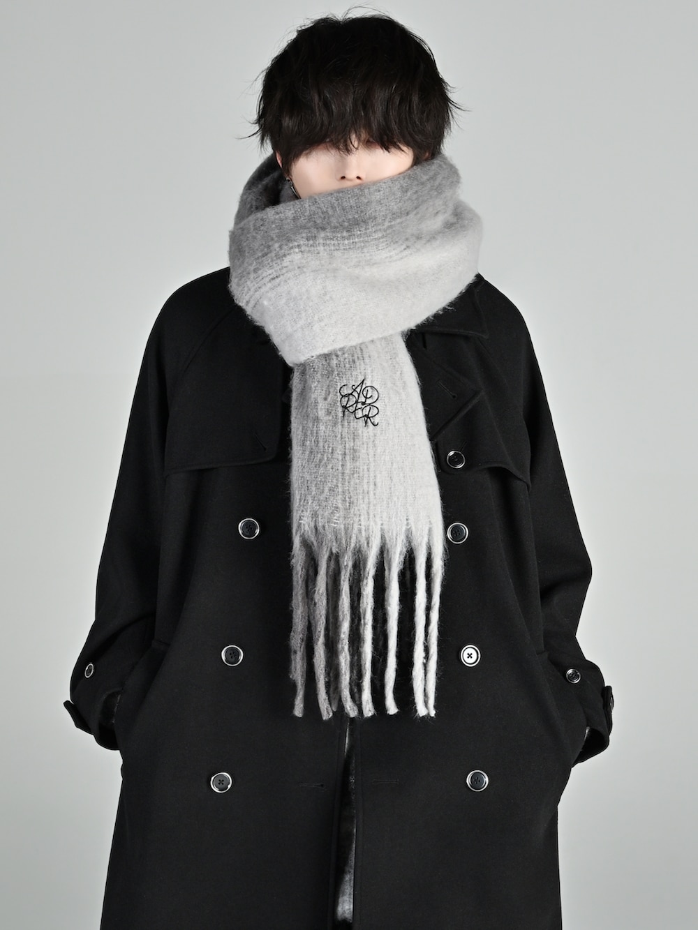 ホワイト系のニット/セーター、ブルー系のその他アウター、その他のおもちゃを着用したメンズの秋コーディネートの2枚目の写真