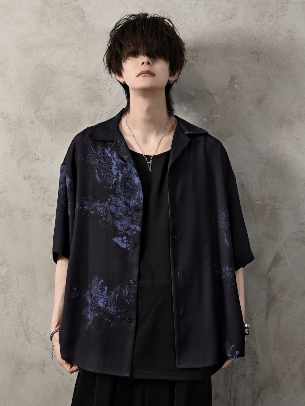 ブラック系のスラックス、ブラック系のショルダーバッグ、ブラック系のシャツ/ブラウスを着用したメンズの春コーディネートの2枚目の写真