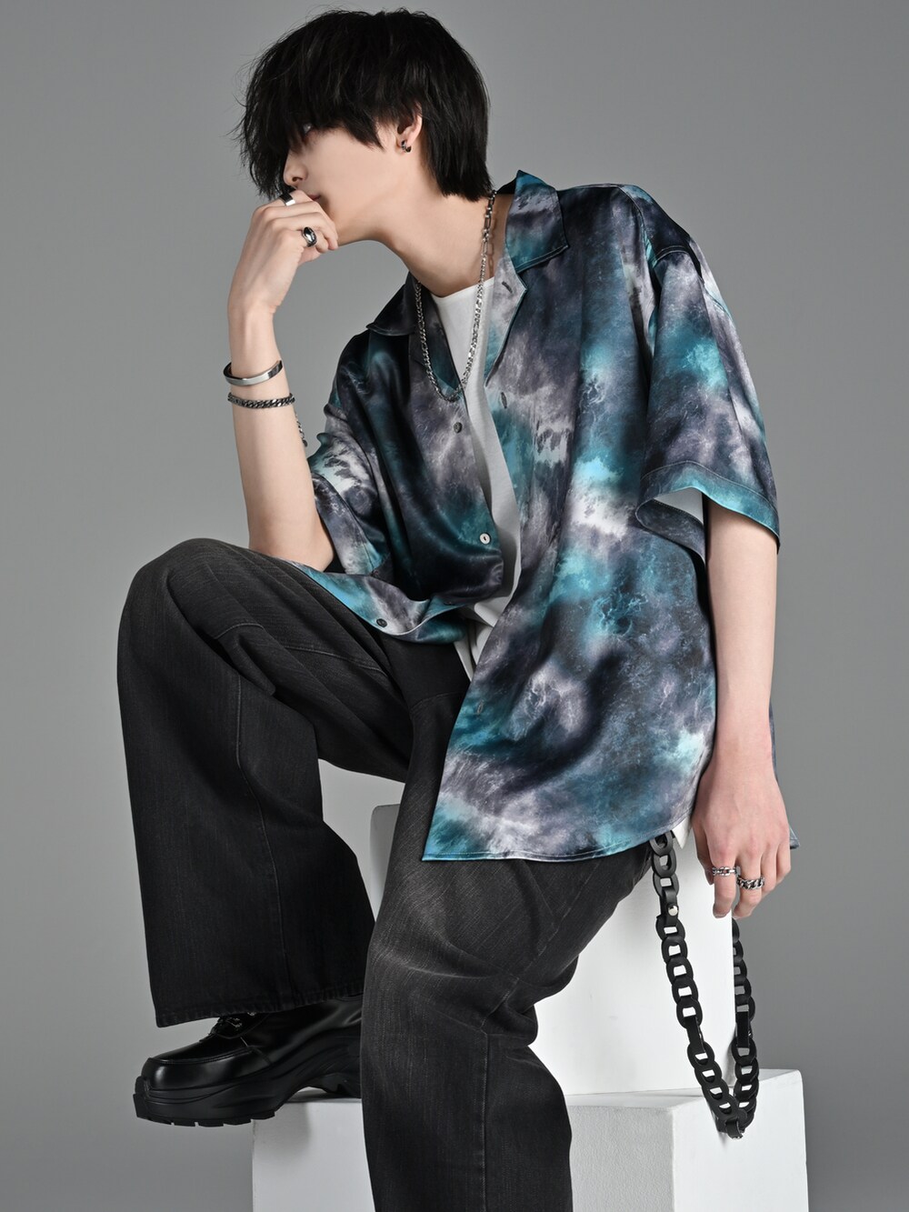 ブルー系のシャツ/ブラウス、ブラック系のデニムパンツ、ブラック系のスニーカーを着用したメンズの夏コーディネートの2枚目の写真