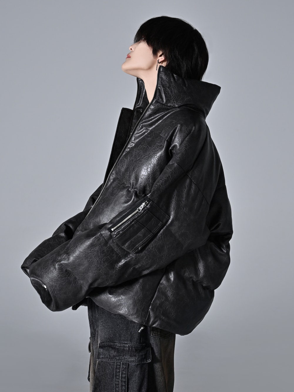 ベージュ系のブーツ、ブラック系のダウンジャケット/コート、ブラック系のカーゴパンツを着用したメンズの秋コーディネートの2枚目の写真