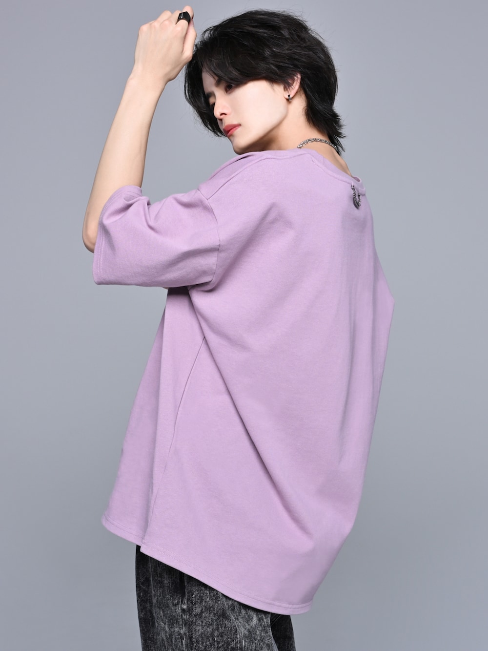 「大人カジュアル、大人コーデ、Tシャツ、デニム、デニムパンツ、夏コーデ、adrer、厚底シューズ、シンプルコーデ、きれいめカジュアル、オーバーサイズ、ビッグシルエット、ラフ、ゆるコーデ、休日スタイル」｜「ADRERのヴィンテージメイクワイドテーパードデニム（デニムパンツ、ブラック系）」を使った、犬飼京 inukai keiさん（メンズ・183cm）の春コーディネートの5枚目の写真