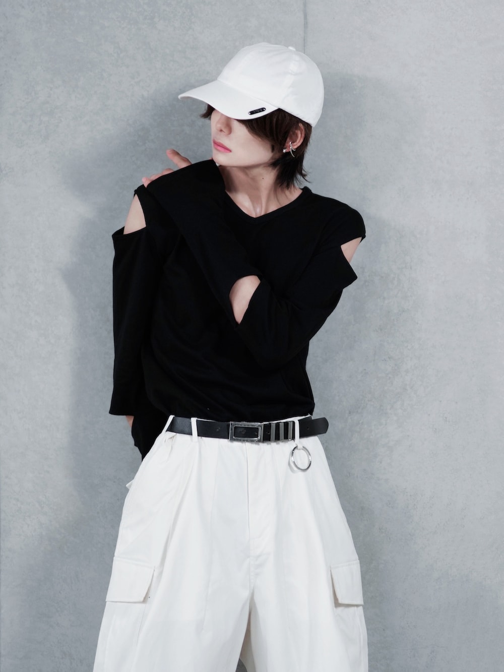 ホワイト系のカーゴパンツ、ホワイト系のショルダーバッグ、ブラック系のTシャツ/カットソーを着用したメンズの秋コーディネートの3枚目の写真