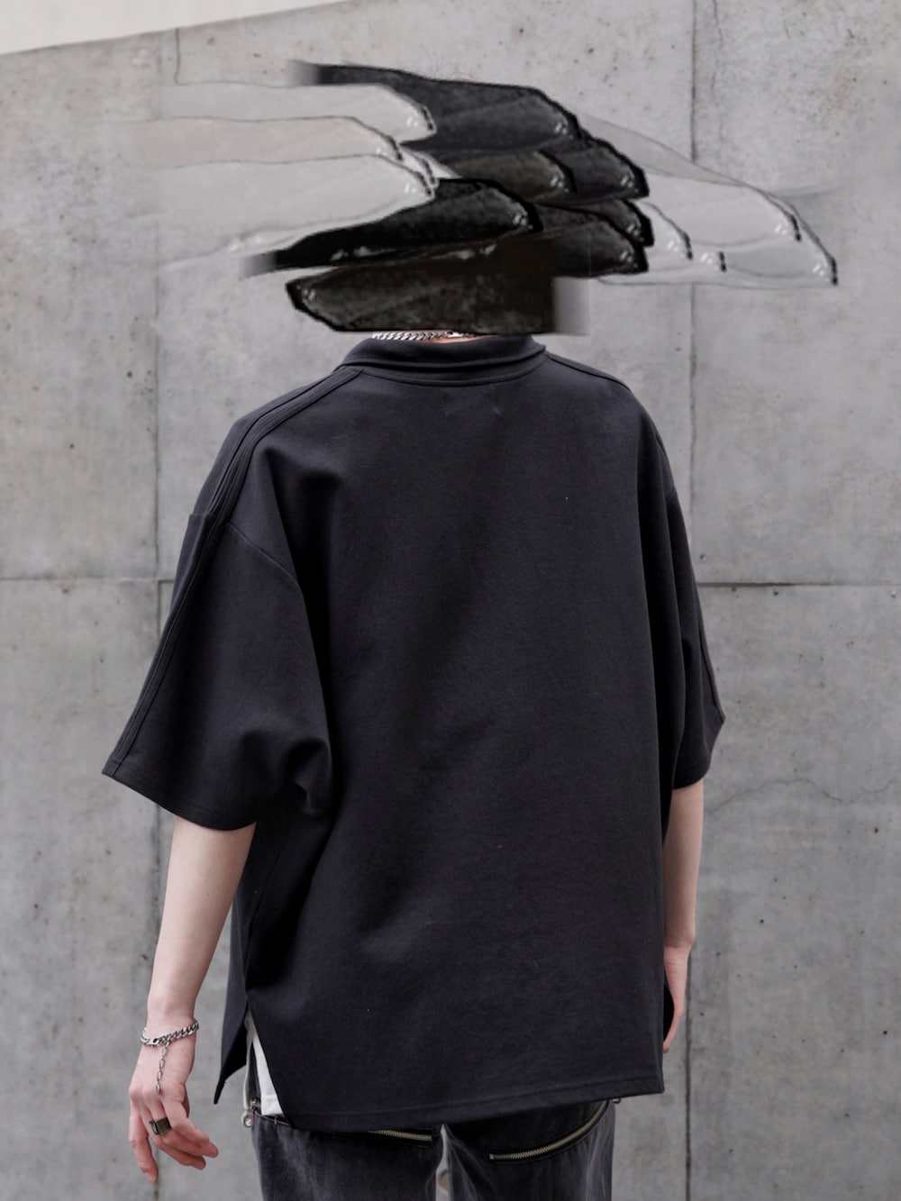 グレー系のデニムパンツ、ブラック系のブーツ、ブラック系のショルダーバッグを着用したメンズの春コーディネートの4枚目の写真