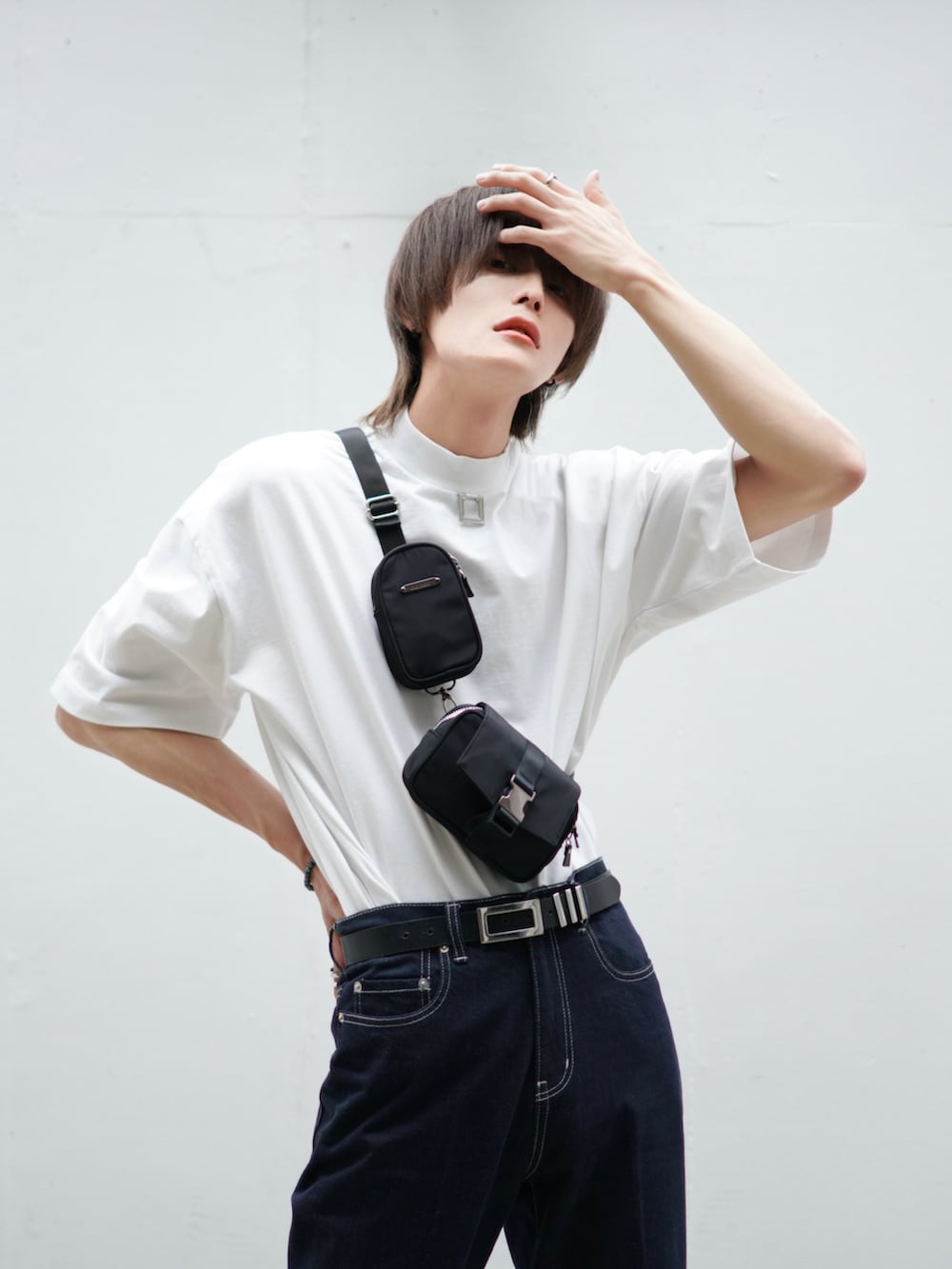 ブラック系のテーラードジャケット、ブルー系のデニムパンツ、ブラック系のブーツを着用したメンズの春コーディネートの5枚目の写真