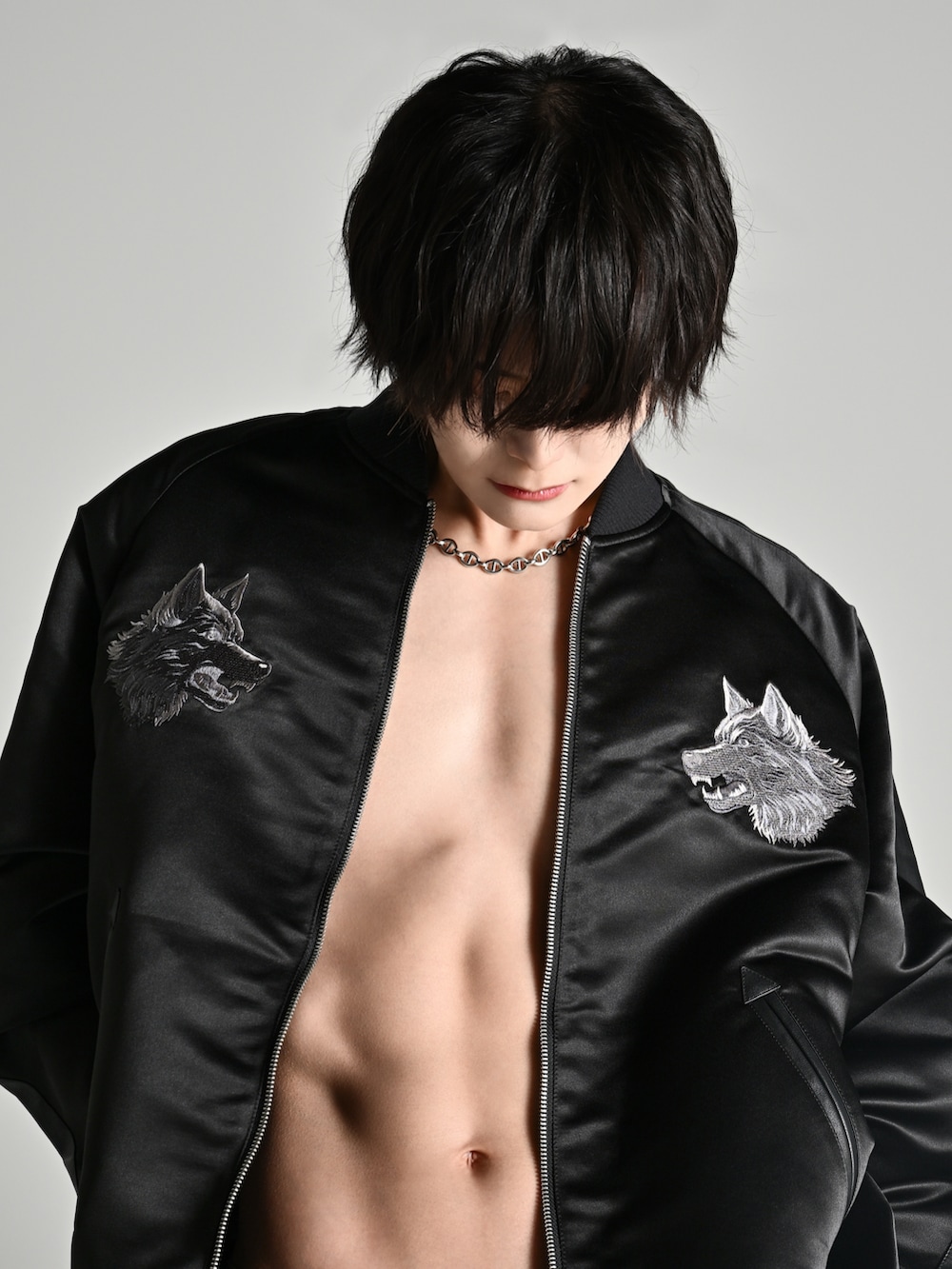 ブラック系のスニーカー、ブラック系のスカジャン、ブラック系のその他パンツを着用したメンズの夏コーディネートの4枚目の写真