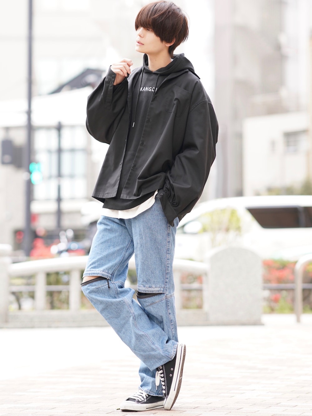 ブラック系のシャツ/ブラウス、ホワイト系のその他パンツ、ブラック系のスニーカーを着用したメンズの秋コーディネートの3枚目の写真