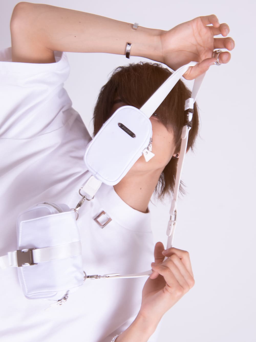 ホワイト系のデニムパンツ、ブラック系のスニーカー、ブラック系のTシャツ/カットソーを着用したメンズの春コーディネートの5枚目の写真