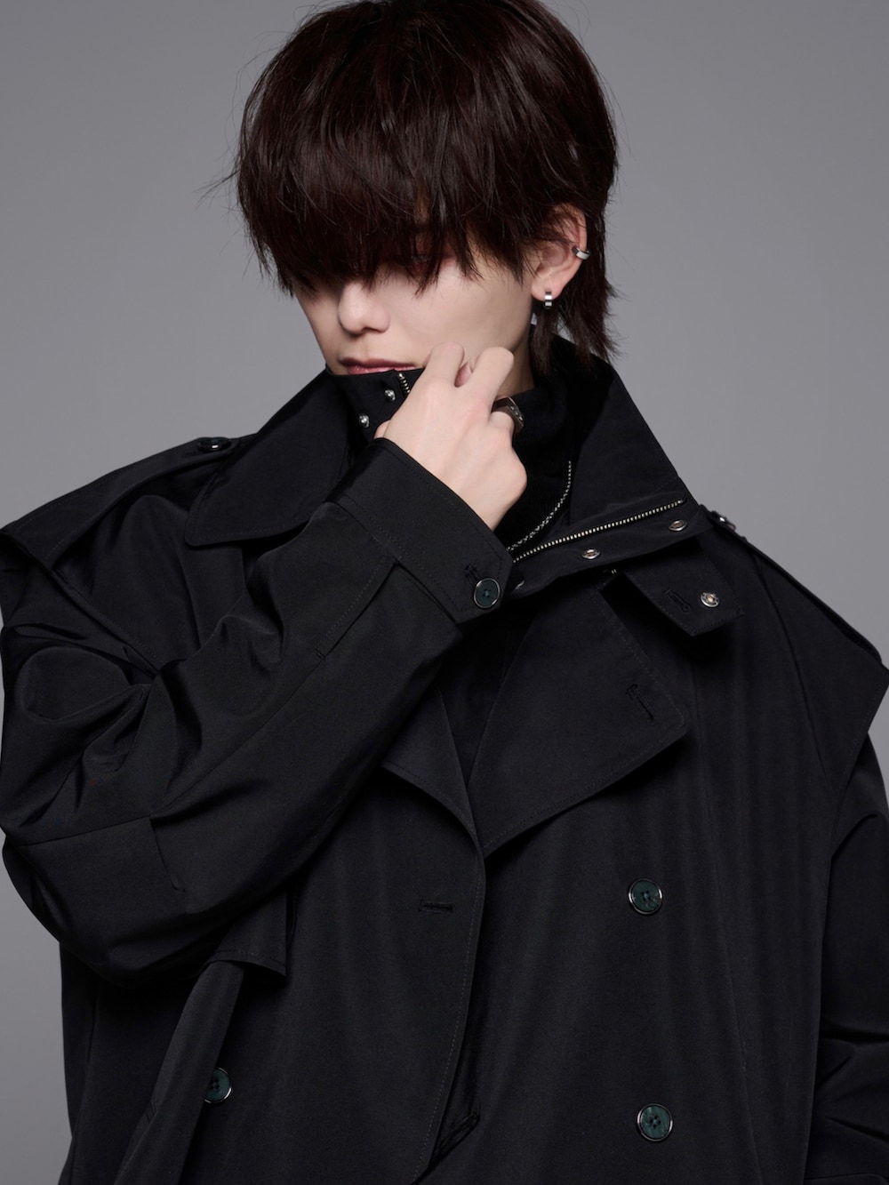 ブラック系のニット/セーター、ブラック系のトレンチコート、ブラック系のリングを着用したメンズの冬コーディネートの5枚目の写真