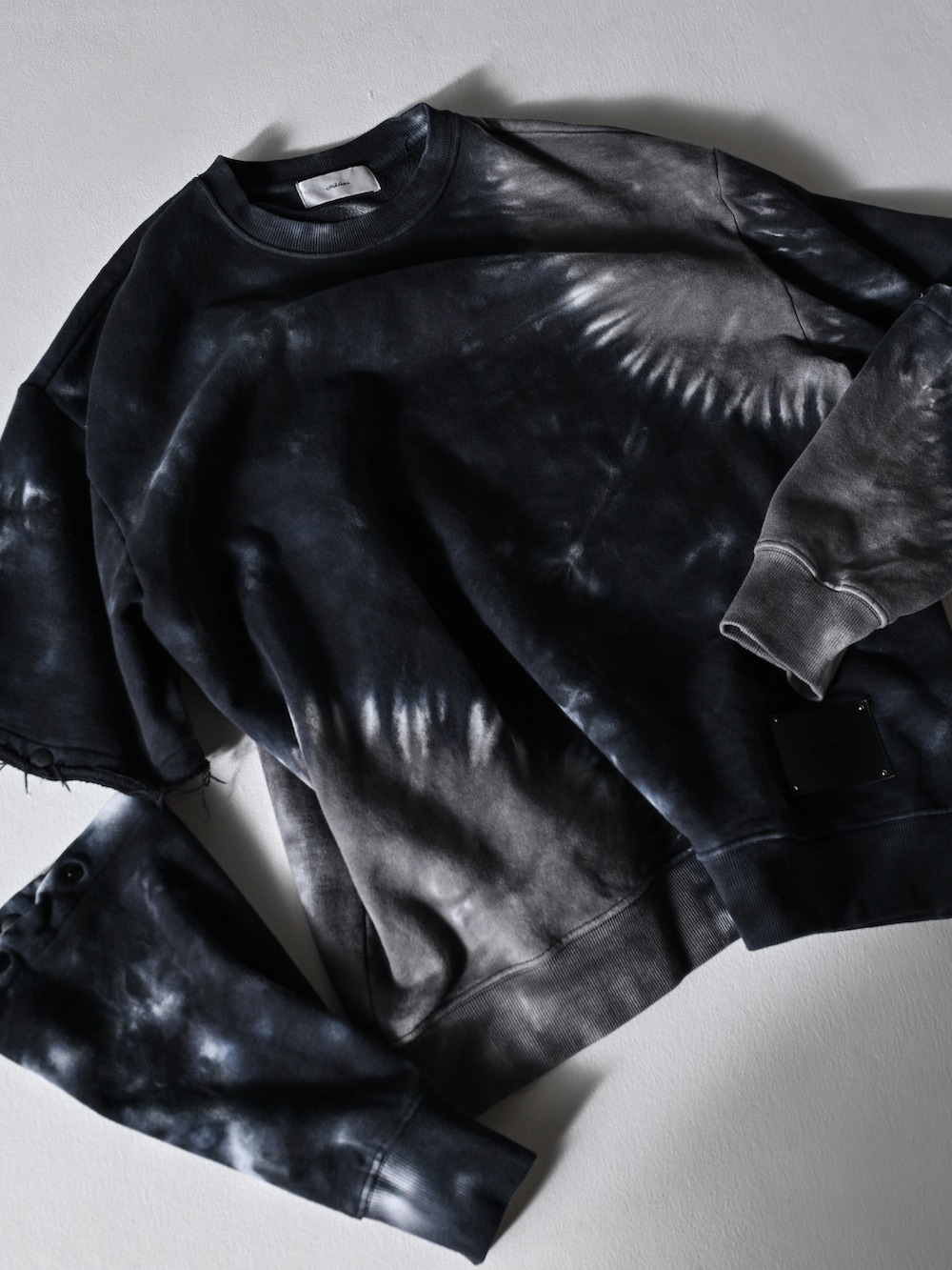 ブラック系のデニムパンツ、ブラック系のショルダーバッグ、ブラック系のローファーを着用したメンズの秋コーディネートの5枚目の写真