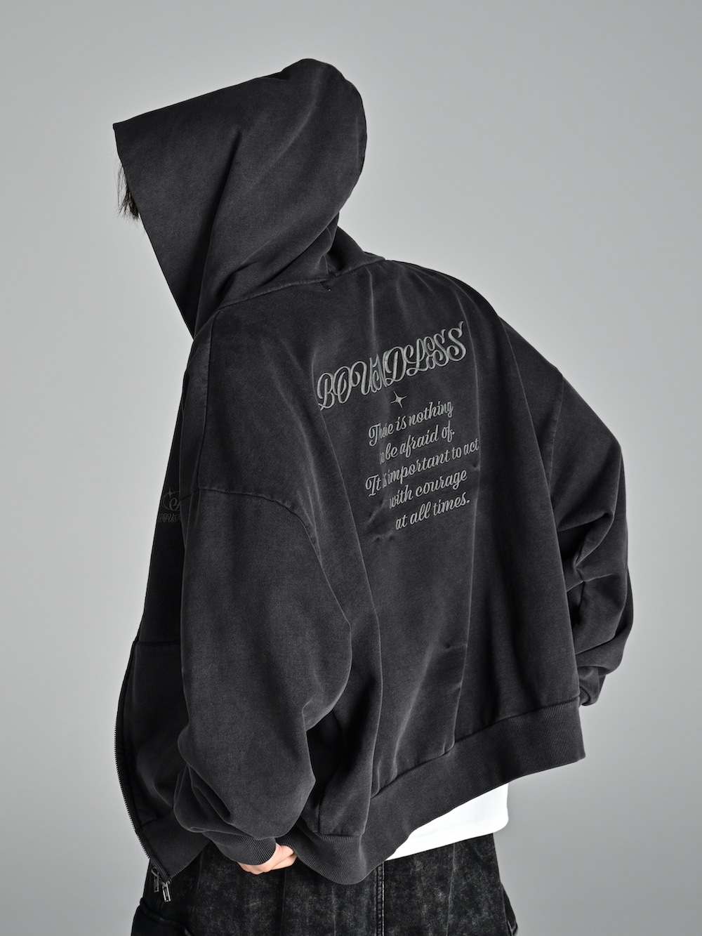 グレー系のタンクトップ、ブラック系のパーカー、ブラック系のその他パンツを着用したメンズの冬コーディネートの2枚目の写真