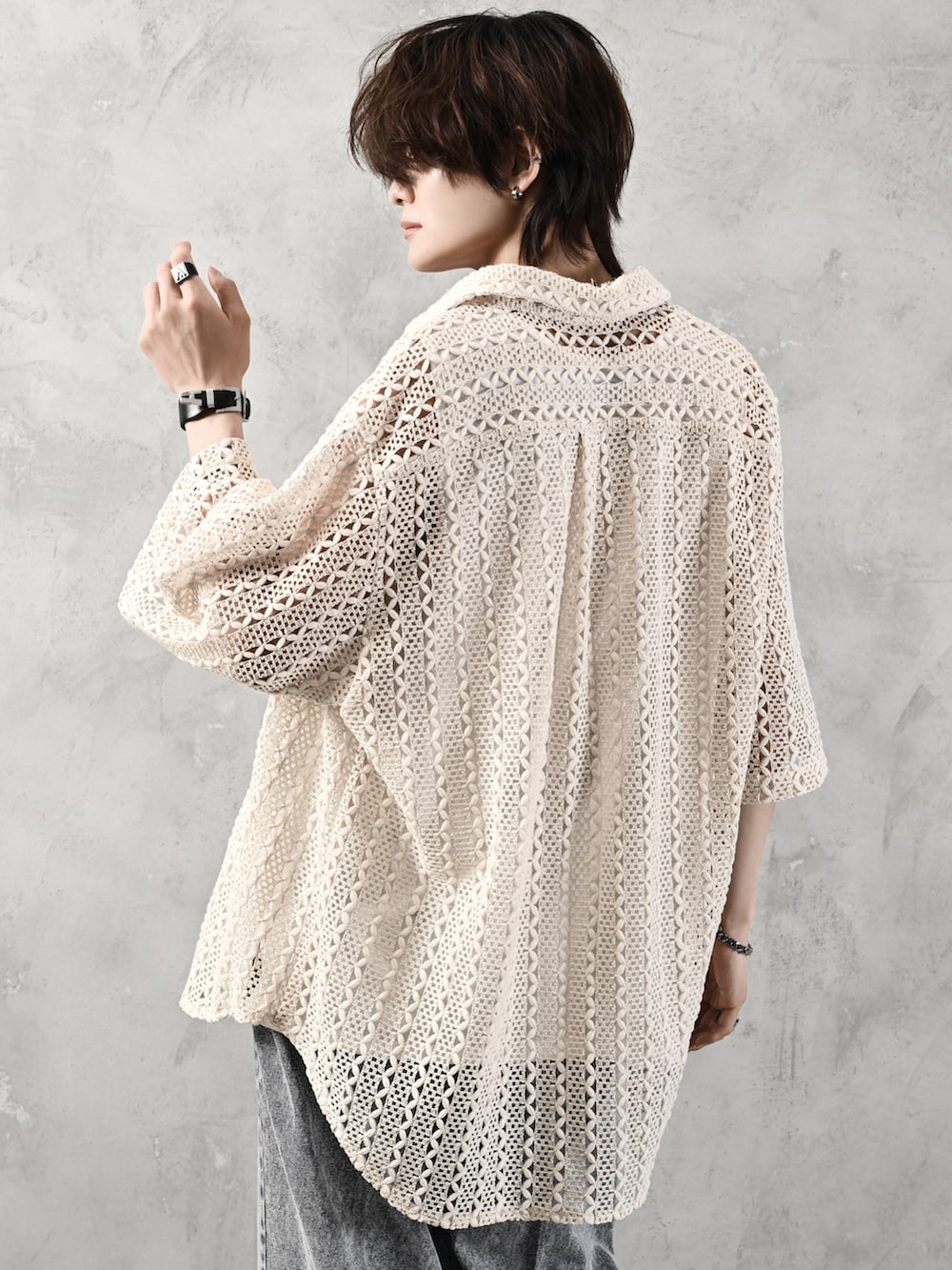 ホワイト系のタンクトップ、ホワイト系のシャツ/ブラウス、シルバー系のバングル/リストバンドを着用したメンズの春コーディネートの4枚目の写真