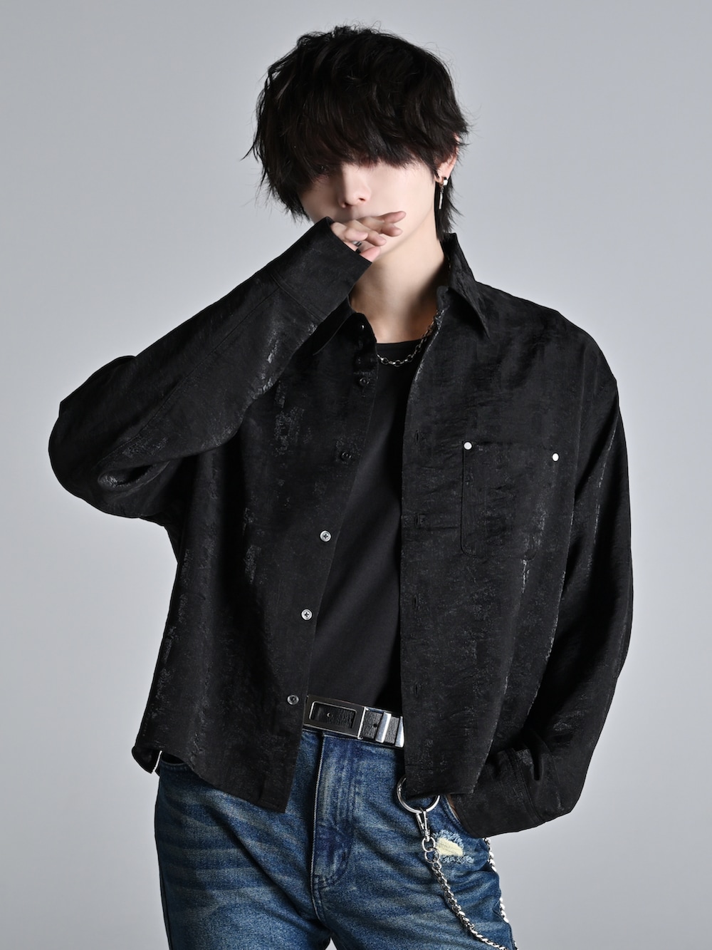 グレー系のタンクトップ、ブラック系のシャツ/ブラウス、ブルー系のデニムパンツを着用したメンズの冬コーディネートの3枚目の写真