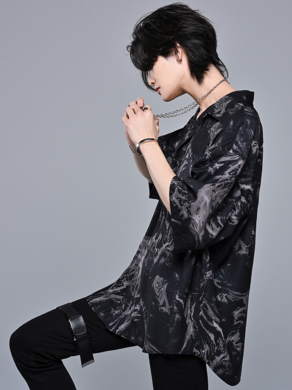 ブラック系のその他パンツ、ブラック系のブーツ、ブラック系のシャツ/ブラウスを着用したメンズの春コーディネートの4枚目の写真