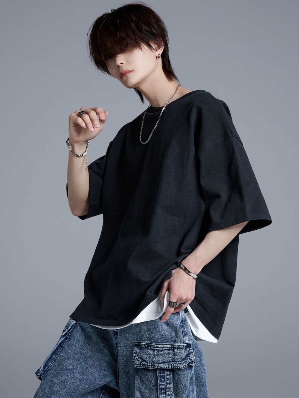 ブラック系のデニムパンツ、ブラック系のブーツ、ブラック系のショルダーバッグを着用したメンズの春コーディネートの4枚目の写真