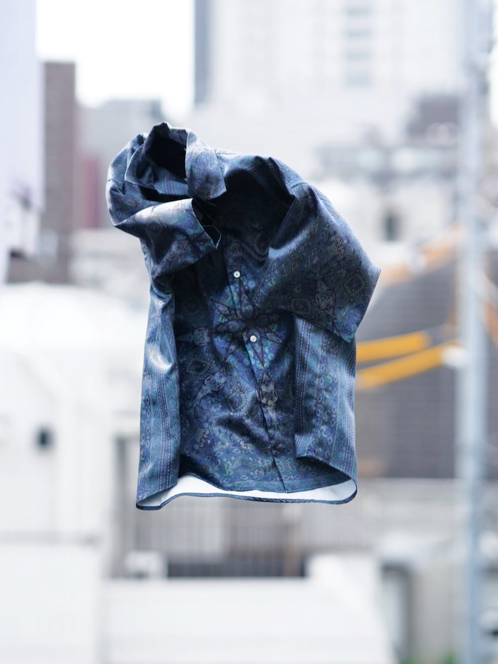 ブルー系のシャツ/ブラウス、ブラック系のデニムパンツ、ブラック系のスニーカーを着用したメンズの夏コーディネートの3枚目の写真