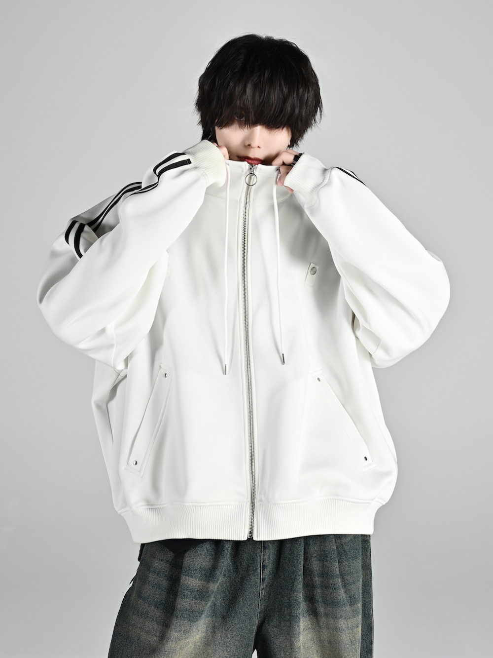 レッド系のタンクトップ、ブラック系のその他パンツ、ホワイト系のブルゾンを着用したメンズの夏コーディネートの2枚目の写真