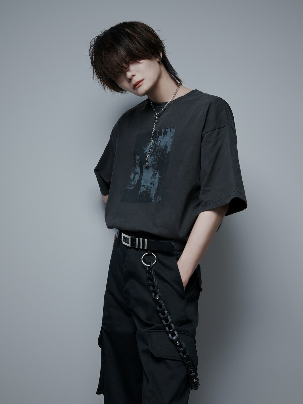 ホワイト系のタンクトップ、ブラック系のカーゴパンツ、ブラック系のブーツを着用したメンズの夏コーディネートの4枚目の写真