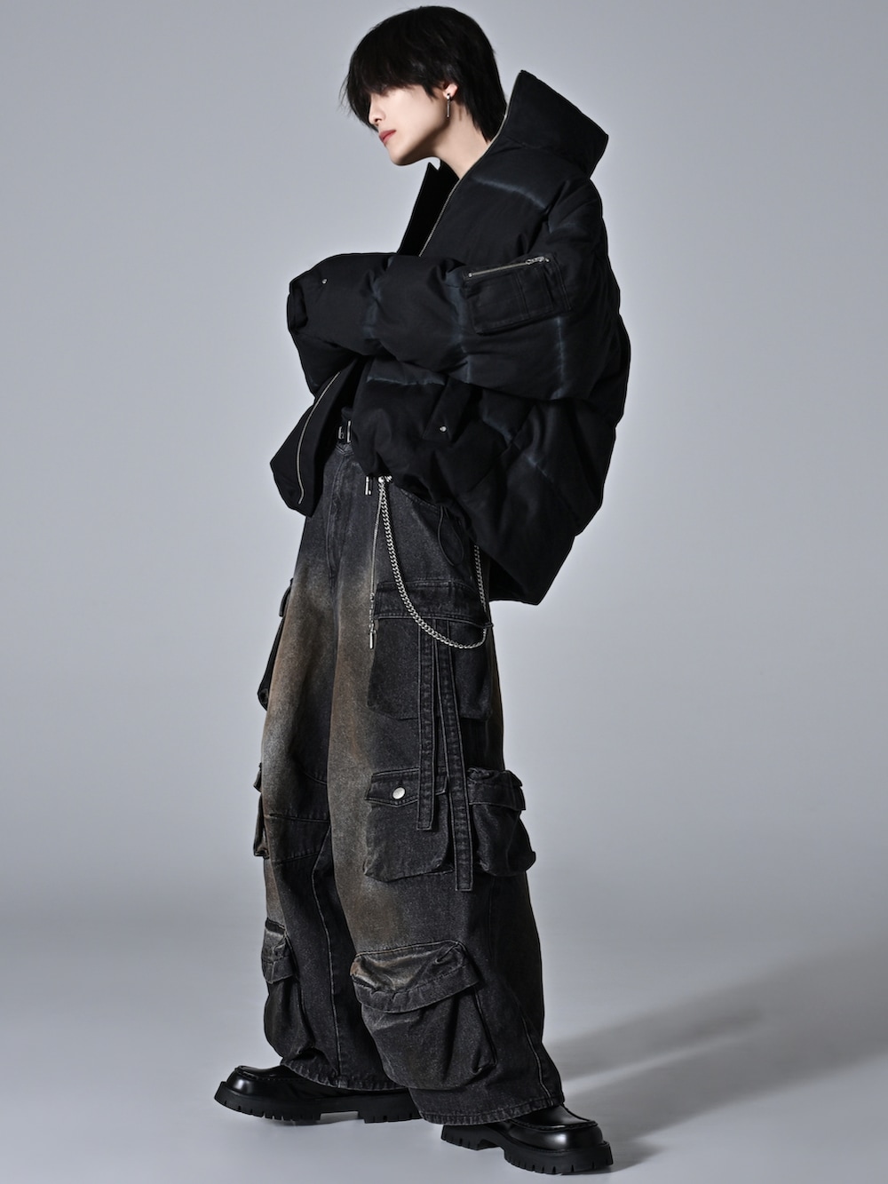 ブラック系のダウンジャケット/コート、ベージュ系のブーツ、グレー系のカーゴパンツを着用したメンズの秋コーディネートの4枚目の写真