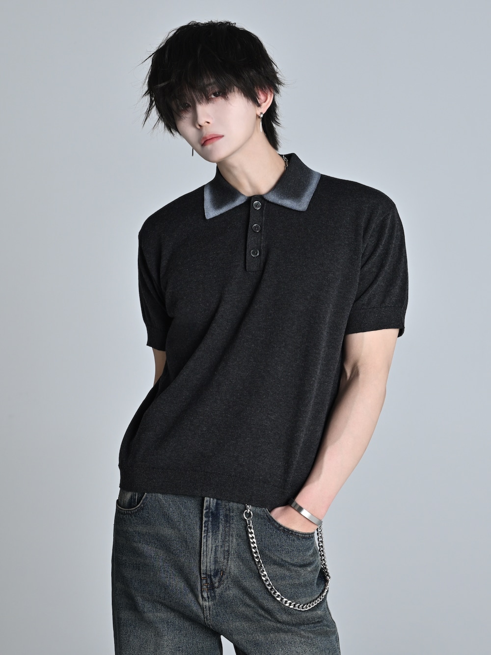 ブラック系のデニムパンツ、ブラック系のブーツ、ブラック系のショルダーバッグを着用したメンズの冬コーディネートの3枚目の写真