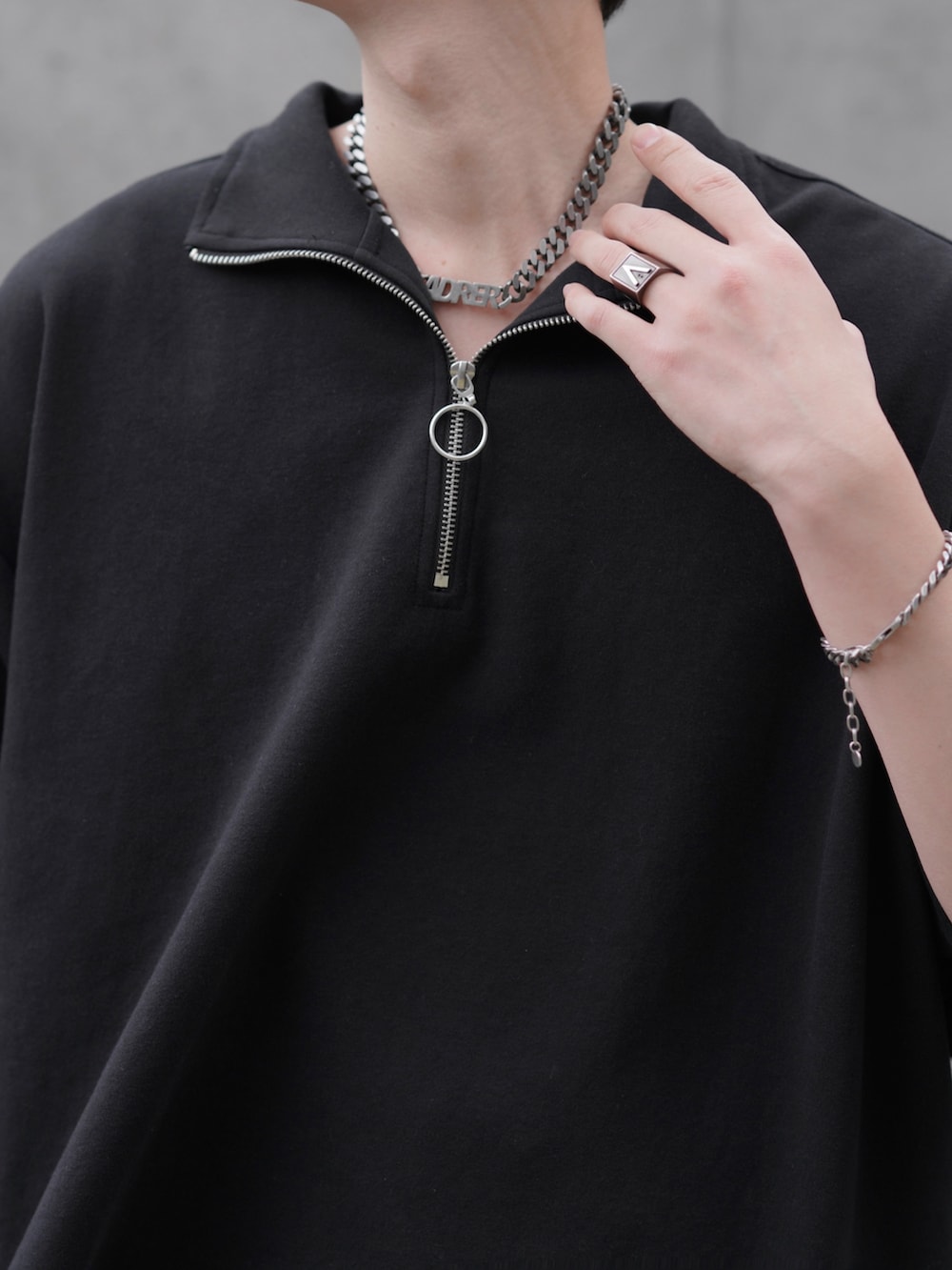 グレー系のデニムパンツ、ブラック系のブーツ、ブラック系のショルダーバッグを着用したメンズの春コーディネートの5枚目の写真