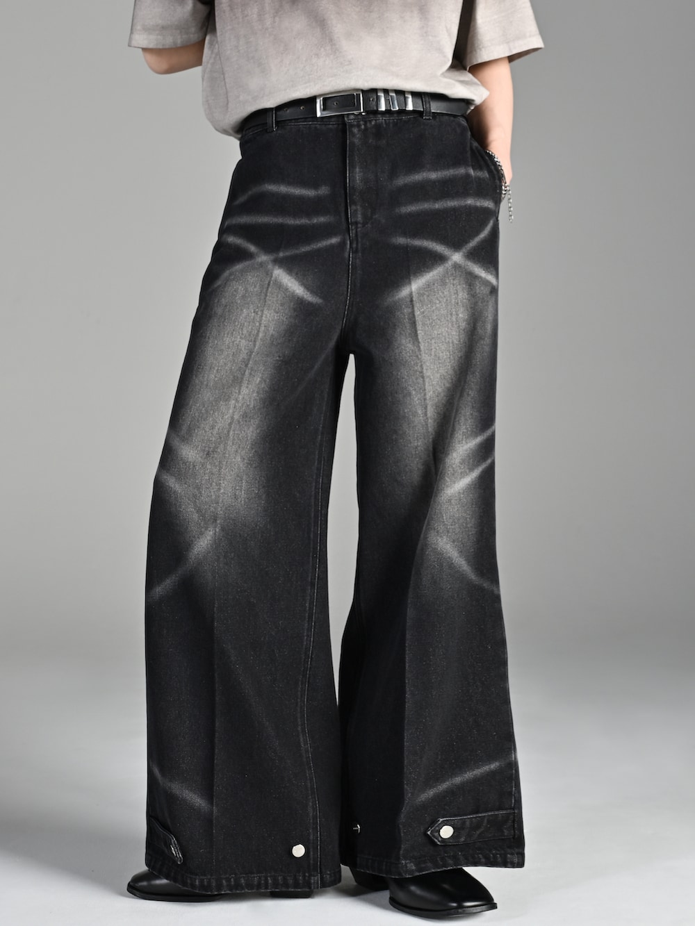 グレー系のタンクトップ、ブラック系のスニーカー、ブラック系のTシャツ/カットソーを着用したメンズの夏コーディネートの4枚目の写真