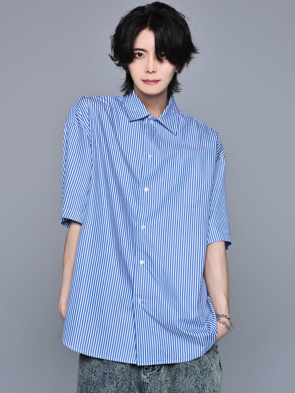 その他のシャツ/ブラウス、ホワイト系のタンクトップ、ベージュ系のデニムパンツを着用したメンズの春コーディネートの5枚目の写真