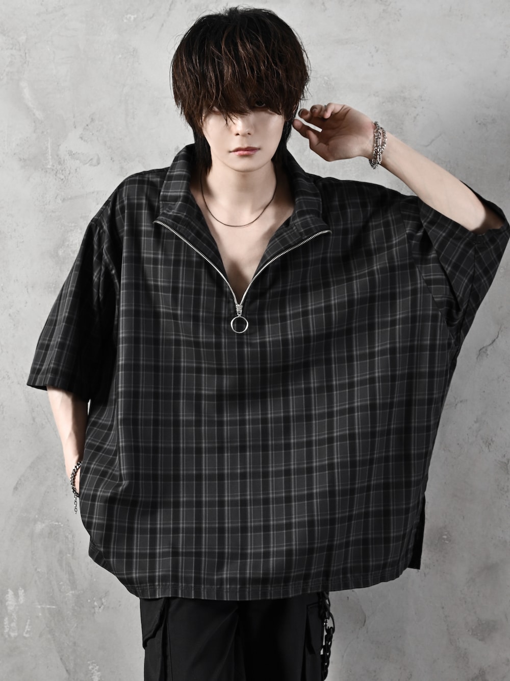 グレー系のシャツ/ブラウス、ブラック系のカーゴパンツ、ホワイト系のスニーカーを着用したメンズの夏コーディネートの4枚目の写真