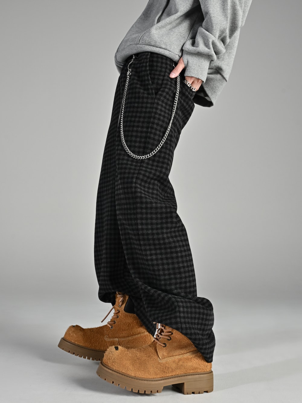 グレー系のタンクトップ、グレー系のパーカー、ブラック系のスラックスを着用したメンズの秋コーディネートの2枚目の写真