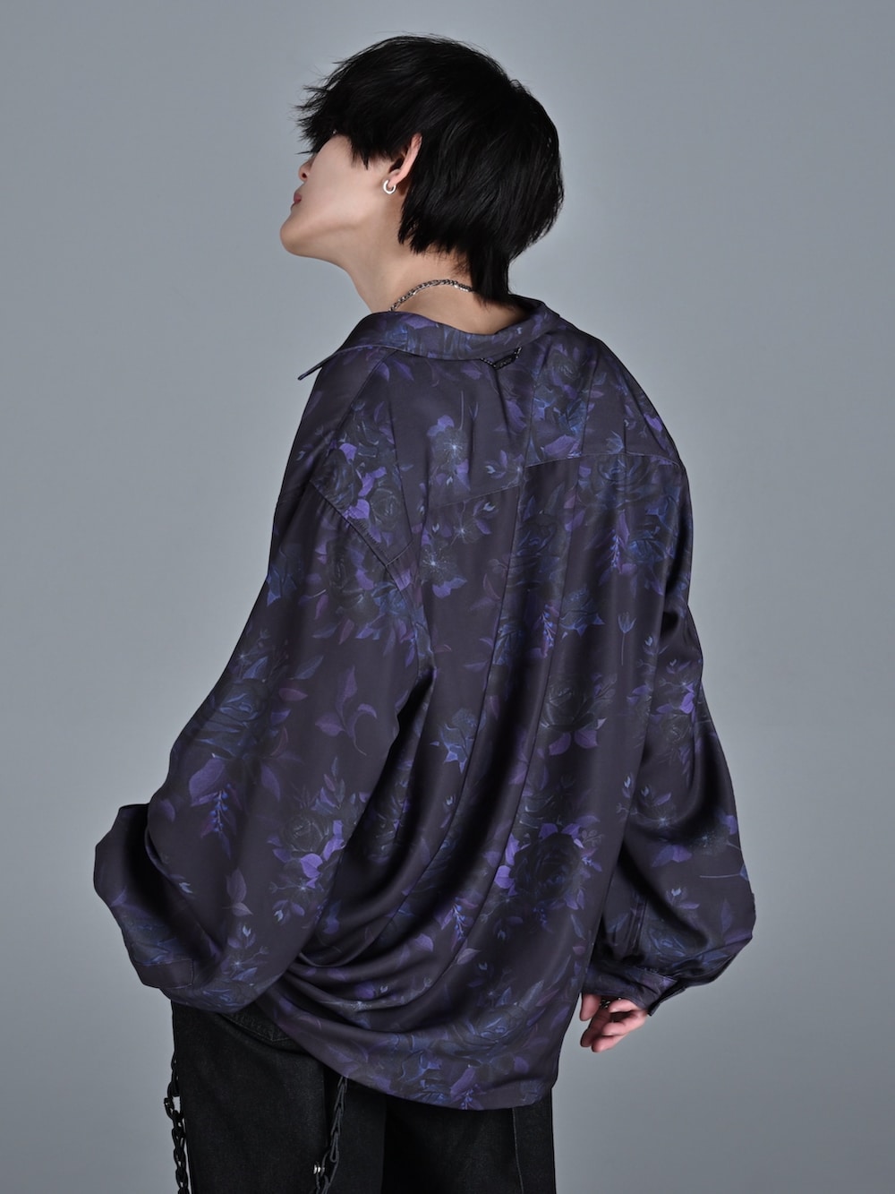 犬飼京 inukai keiさんの「extra quality 12oz wide flare denim/エクストラクオリティワイドフレアデニム（ADRER）」を使ったコーディネートの4枚目の写真