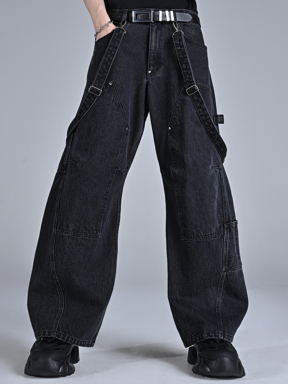 ブラック系のニット/セーター、ブラック系のデニムパンツ、ブラック系のスニーカーを着用したメンズの秋コーディネートの4枚目の写真