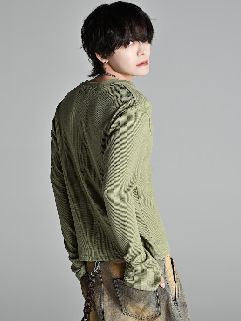 ベージュ系のブーツ、ブラック系のTシャツ/カットソー、ブルー系のデニムパンツを着用したメンズの冬コーディネートの4枚目の写真