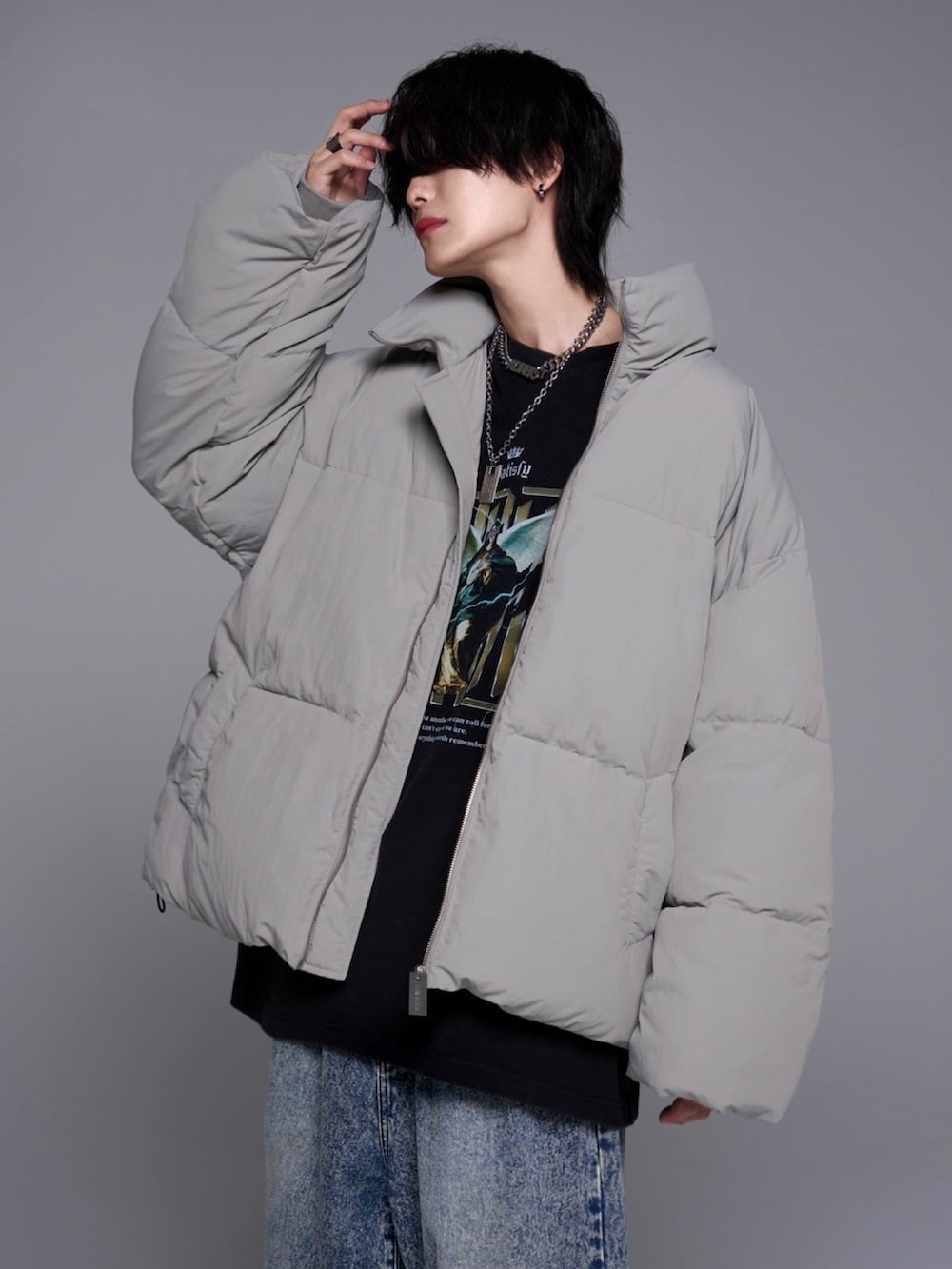 ブラック系のTシャツ/カットソー、ブルー系のデニムパンツ、ホワイト系のスニーカーを着用したメンズの秋コーディネートの3枚目の写真