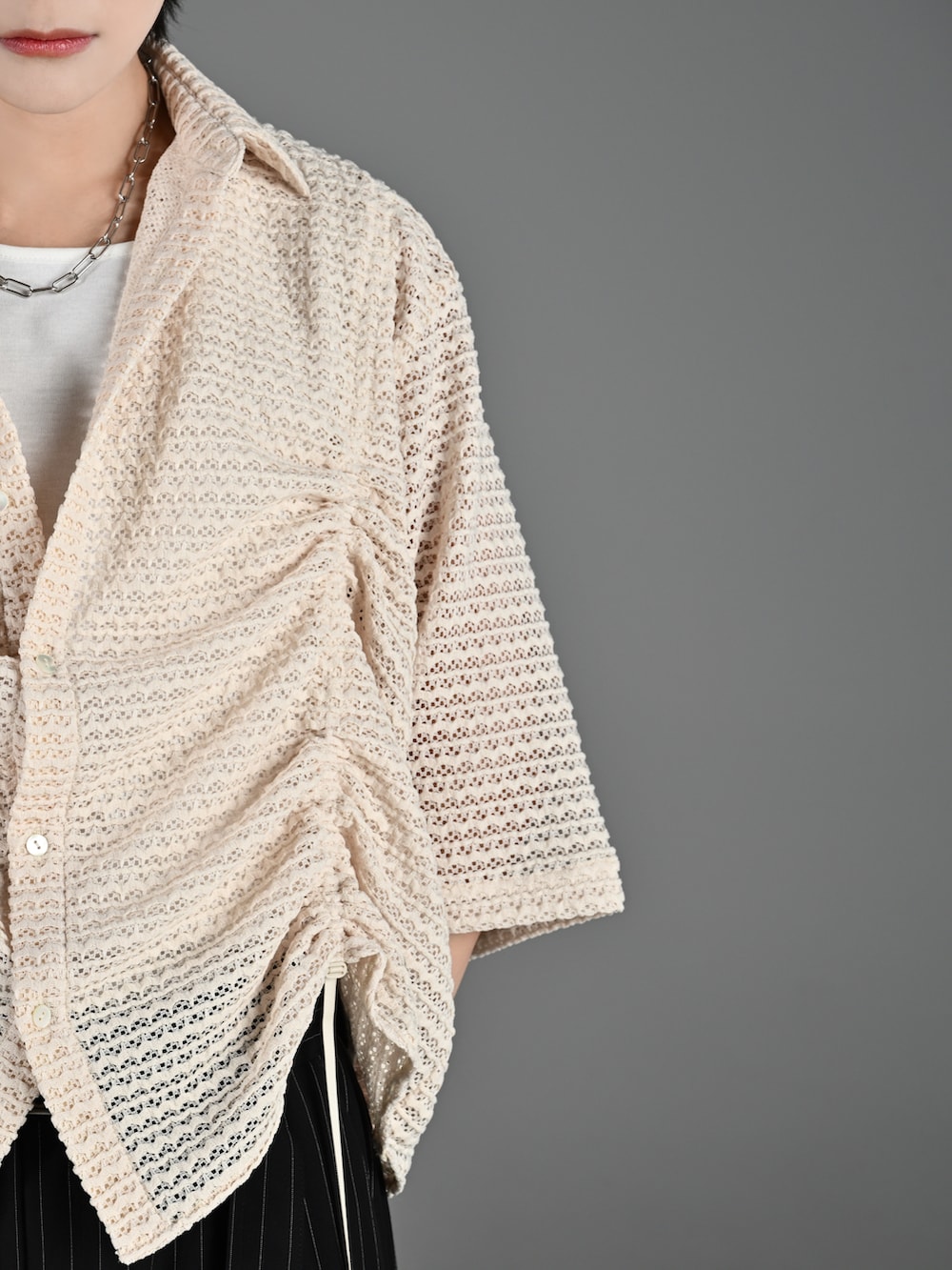 ブラック系のスニーカー、グレー系のタンクトップ、ホワイト系のシャツ/ブラウスを着用したメンズの春コーディネートの2枚目の写真