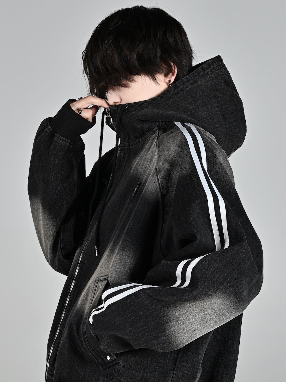 ベージュ系のブーツ、ブラック系のブルゾン、ブラック系のその他パンツを着用したメンズの冬コーディネートの3枚目の写真