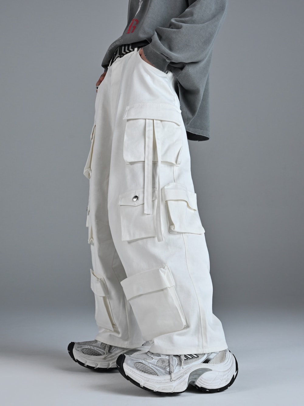 ホワイト系のスニーカー、グレー系のTシャツ/カットソー、ホワイト系のカーゴパンツを着用したメンズの秋コーディネートの5枚目の写真